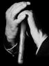 Fotografia das mãos de J.L.Borges repousando sobre uma bengala