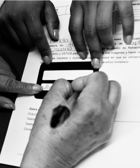 Persona con discapacidad visual escribiendo