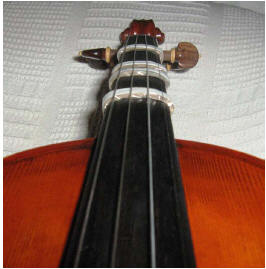 8. As fitas adesivas colocadas no braço do violino em alto relevo, adaptadas para o ensino de cegos