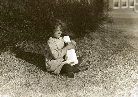 Menina cega trava conhecimento com uma estátua na Escola para Cegos do Oklahoma - Lewis Hine, 1917