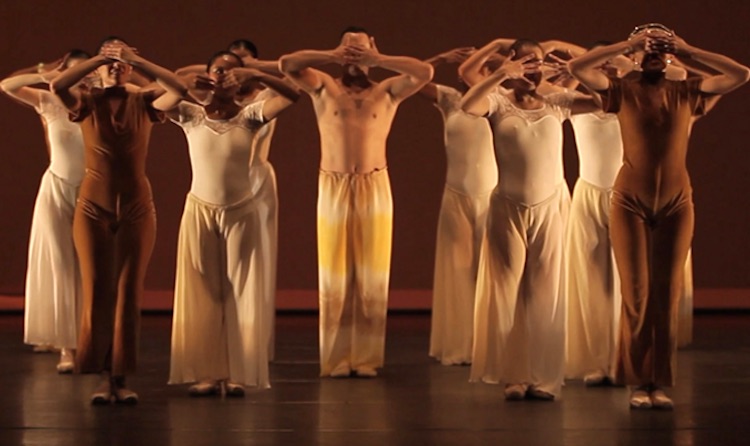 A imagem mostra um espect�culo da Cia Ballet de Cegos de S�o Paulo. Fundada em 1995, � reconhecida internacionalmente como a �nica companhia de ballet profissional do mundo composta maioritariamente por bailarinos com defici�ncia visual.