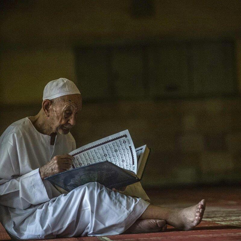 old-man-reading-the-quran