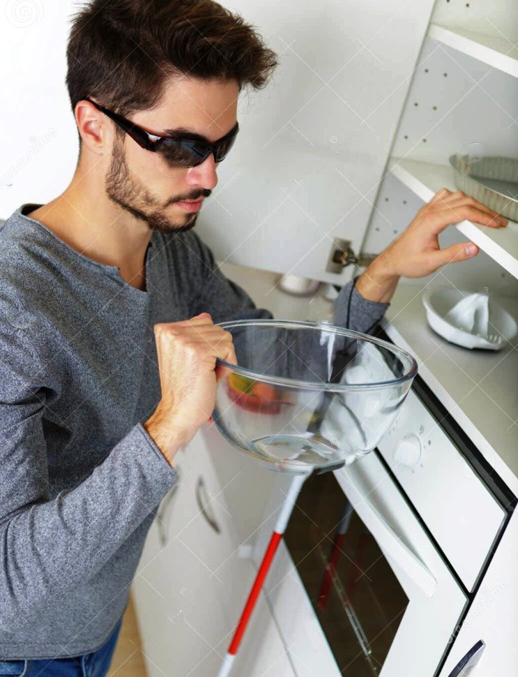 Um homem cego na cozinha